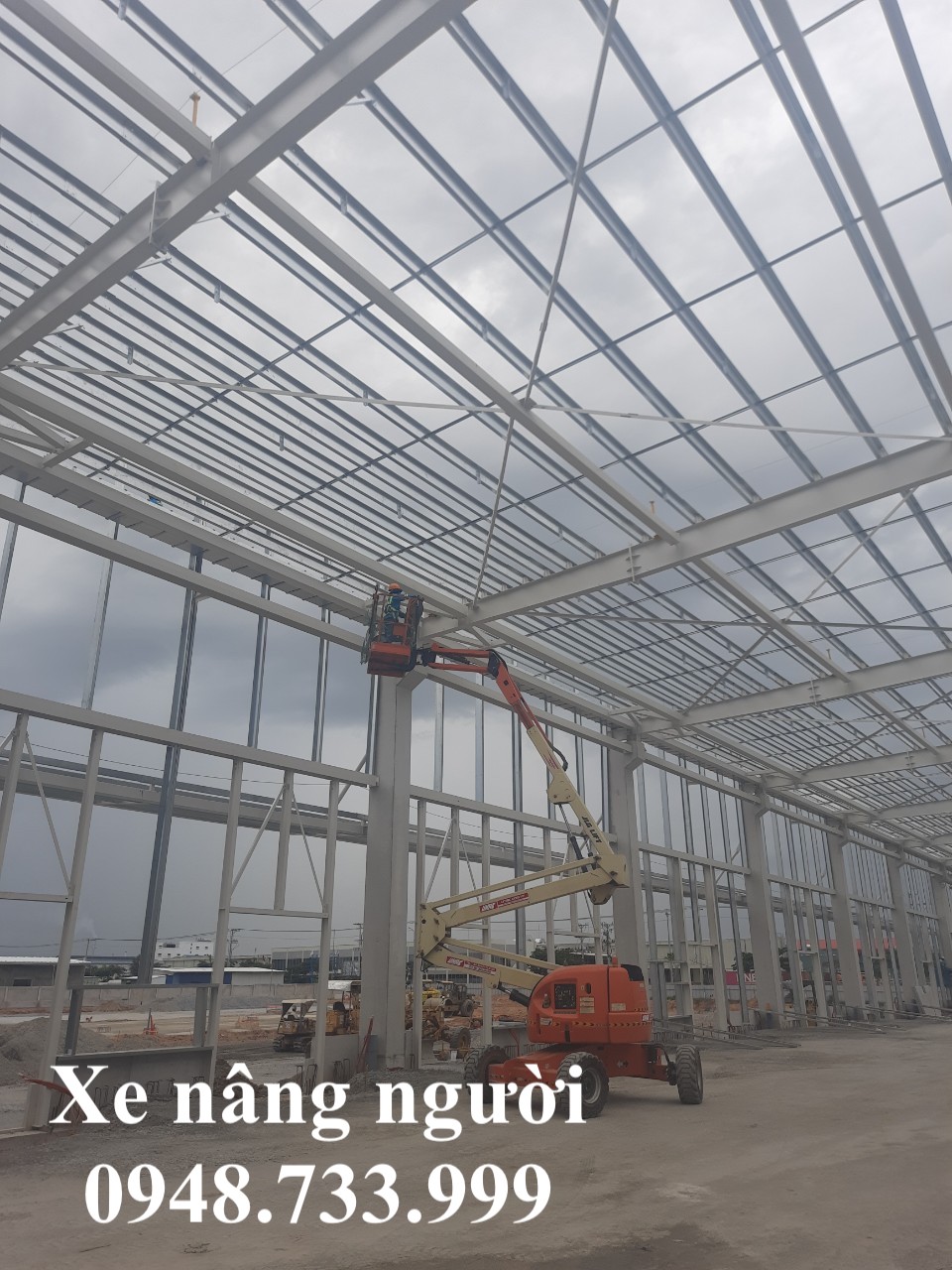 Cho thuê xe nâng người 18m tại KCN Cầu TRàm 0948733999